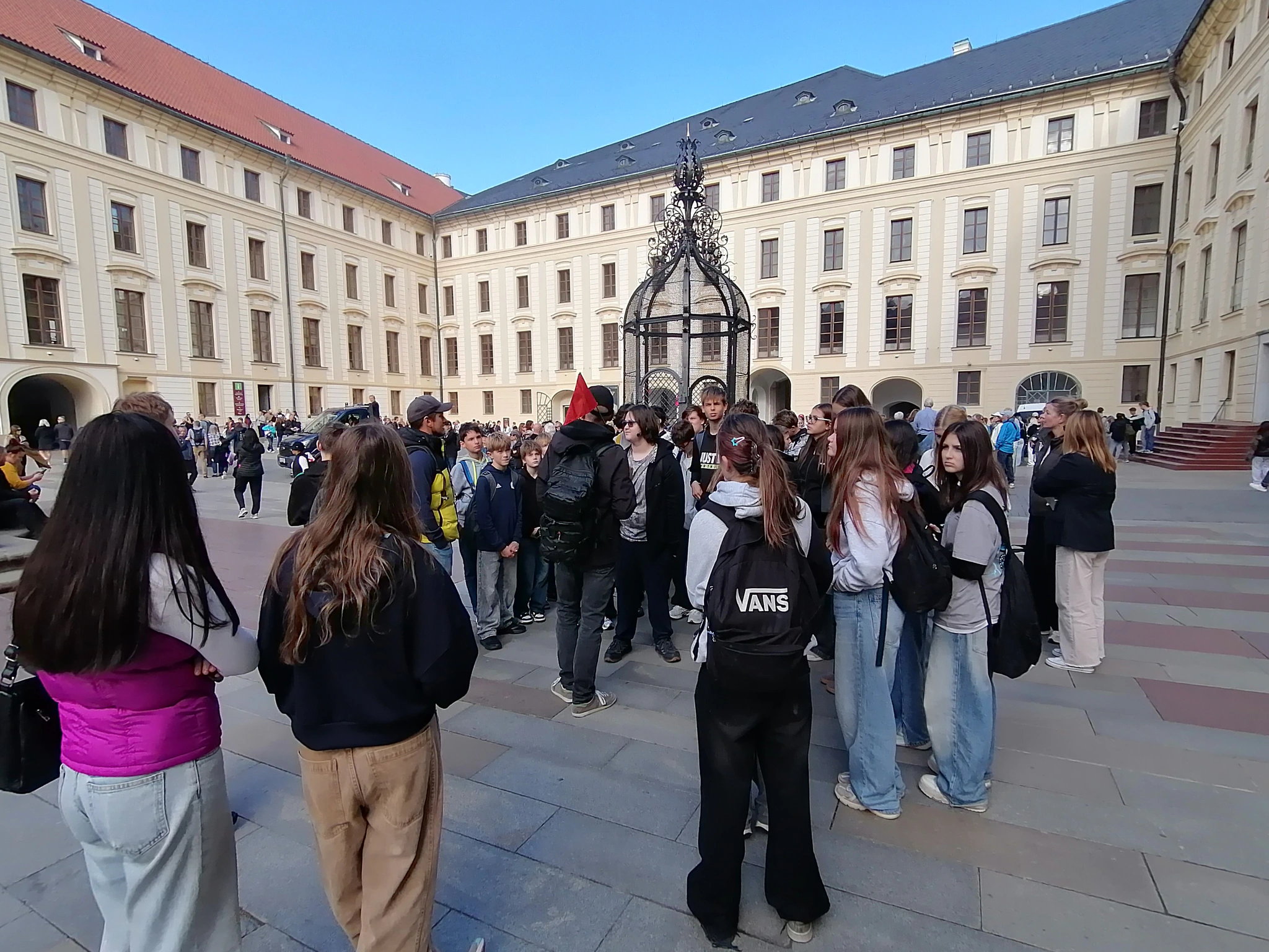 Skupina žáků během výkladu na nádvoří Pražského hradu.